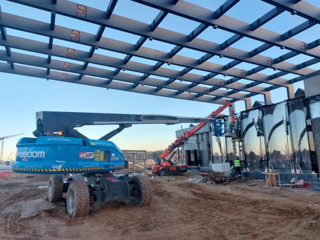 Изображение Телескопический подъемник в работе