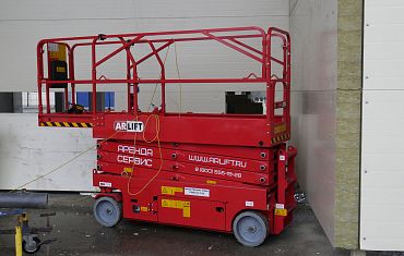 Применение ножничных подъемников для выполнения монтажных работ